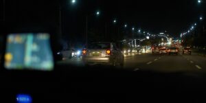 고속도로를 달리는 자동차